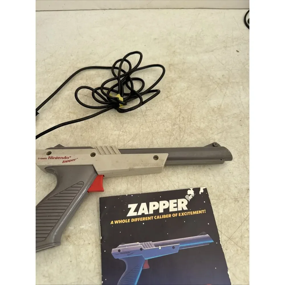 Nintendo NES Zapper Duck Hunt Light Gun Gray NES-005 1985 W/booklet
